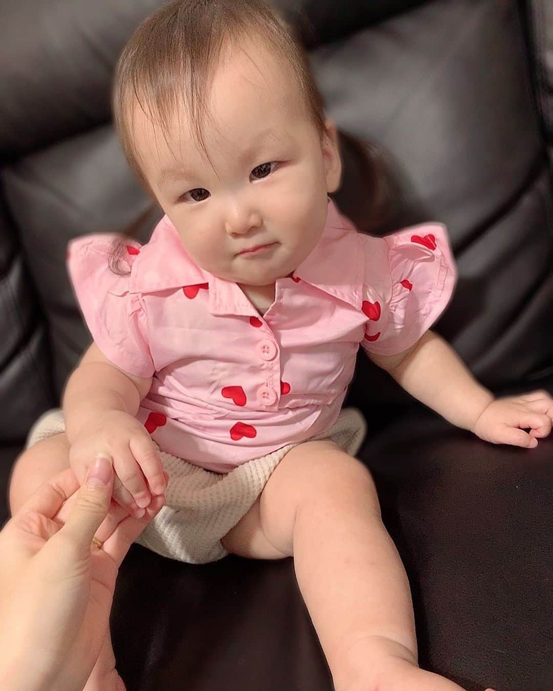ゆらのインスタグラム：「夏に着せたくて買ったのに 私が入院しちゃって着せられなかったし サイズアウトしちゃったけど 可愛いから写真だけでも...って思って🥺💖笑  携帯欲しくてむくれてる👶🏻👶🏻  @selectshop_yunora   #10ヶ月ベビー #女の子ベビー #生後10ヶ月 #赤ちゃん #姉妹ママ #年子育児 #赤ちゃんコーデ」