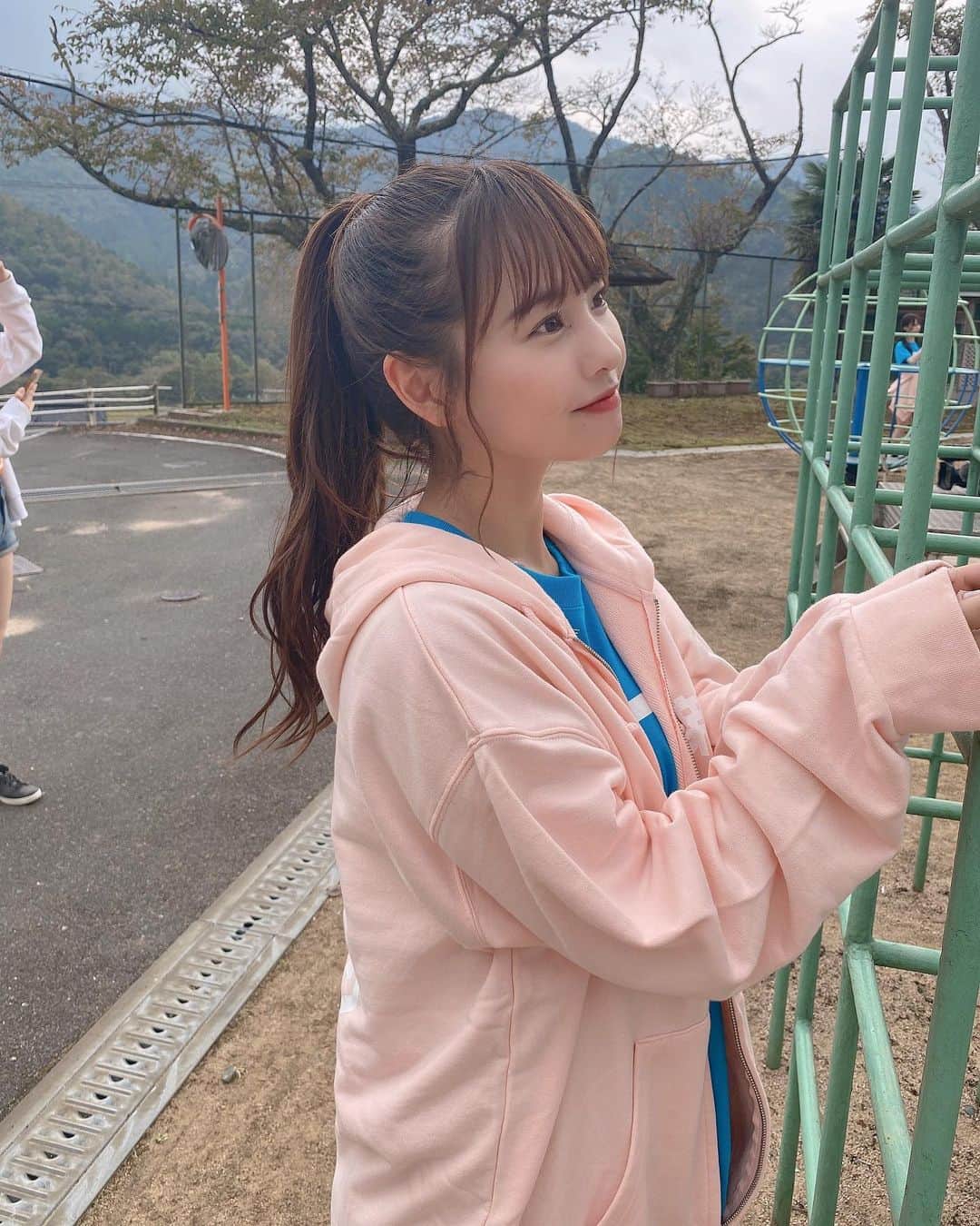 本郷柚巴のインスタグラム：「久しぶりの遊具✨  次の日ちゃんと筋肉痛でした☺️  #遊具 #学校　 #YNN」