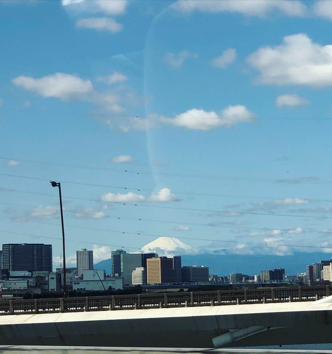 内田恭子さんのインスタグラム写真 - (内田恭子Instagram)「朝、仕事に向かう途中に車から見えた綺麗な富士山。富士山を見ると嬉しくなり、写真を撮ってしまうのは、日本人のDNAか。小さな幸せ。  #富士山 #mtfuji #いい天気 #いい日になりそう #内田恭子 #kyokouchida」10月26日 20時39分 - kyoko.uchida.official