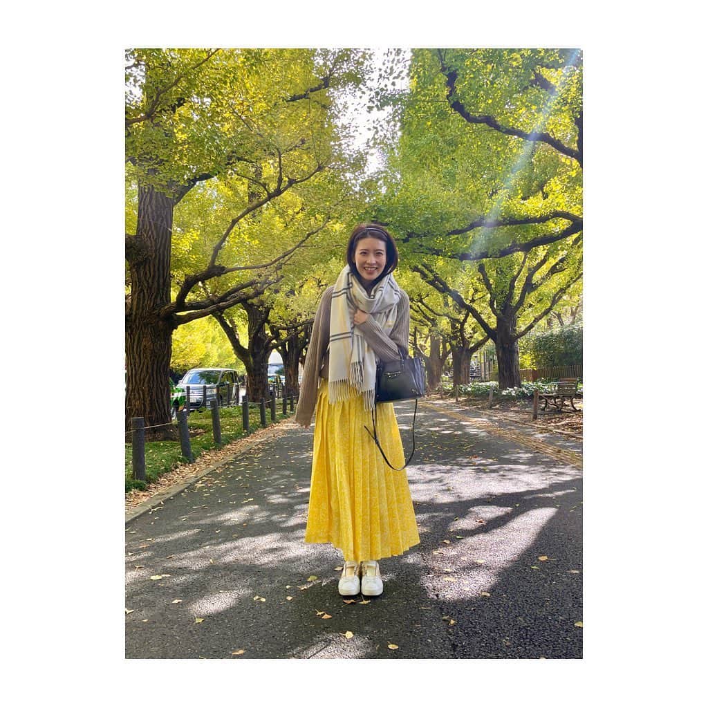 郡司恭子さんのインスタグラム写真 - (郡司恭子Instagram)「* 「色づいてきた葉っぱとスカートが 　相性いいね〜🌿」と、 母がたくさん撮ってくれました📸✨  写真を撮るのが苦手な母、ありがとう〜👏👏  イチョウ並木が金色のトンネルのようになるのは、 いつぐらいかなあ…☺️☁️  #イチョウ並木 #💛  #日本テレビアナウンサー #郡司恭子」10月26日 20時45分 - kyoko_gunji