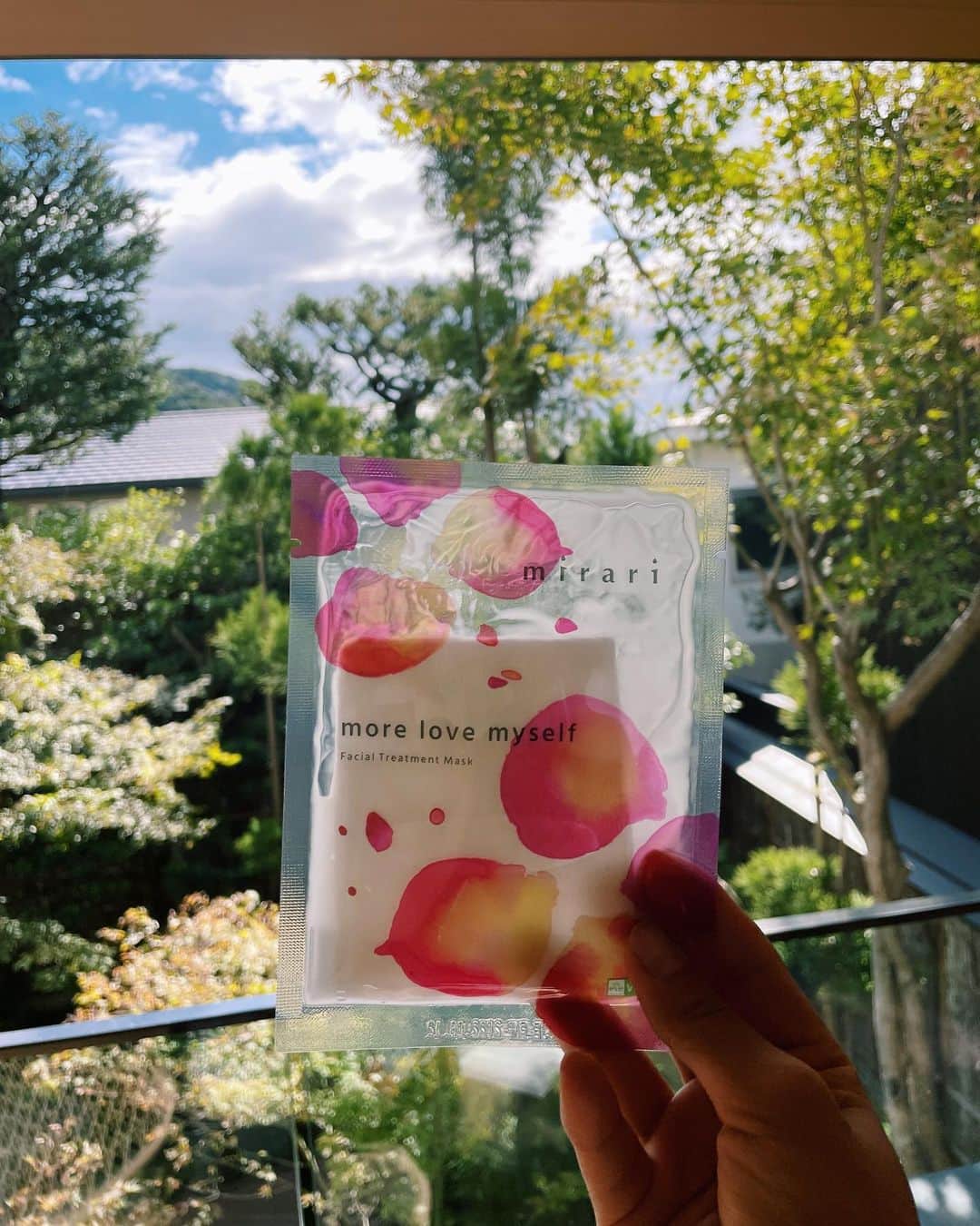 わちみなみのインスタグラム：「わたしの大好きな 100%ヴィーガンのフェイスパック✨  @mirari_cosmetics のmorelovemyself  美容液となにより、厚いのにふわふわのシートが優しく包みこんでくれます☺️✨  このブランドを作ってるハンナさんの人柄も映し出されている気がしています♡ @kang_hanna_jp   #美容　#パック #ヴィーガンコスメ　#シートパック #シートマスク」