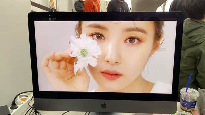 シン・セギョンのインスタグラム：「브이로그 올렸어용…💛 링크는 프로필에 link in bio 🌼🌝💛」