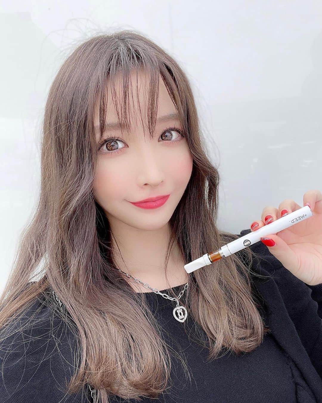 吉見衣世のインスタグラム：「最近寝付きが悪いのでプラスウィード @plusweed_grbw のCBDフルスぺクラム60%カートリッジまた使ってるー🐤🐤  お手軽にリラックス💓 ニコチン・タールは入ってないよ☺️  気になる方はドンキで買えるし試してみてねー🐤✨  (めちゃくちゃ時差投稿)  #プラスウィード#CBD#CBDリキッド#フルスペクトラム#高濃度#60パーセント#ドンキで買える#シーシャ#チル#チルアウト#paidpartnership」