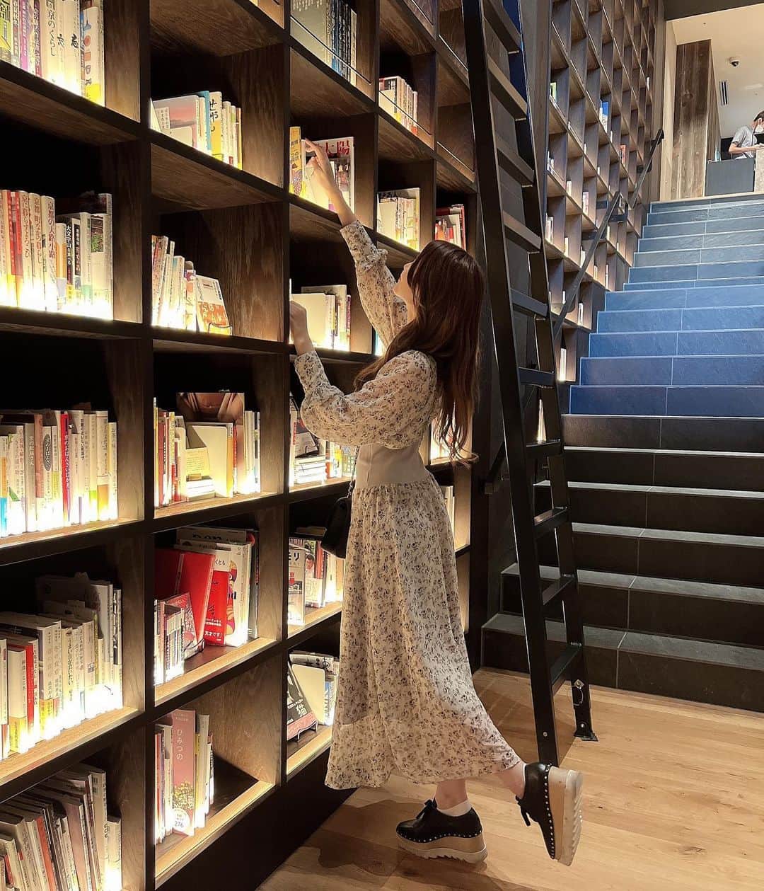 吉田恵美さんのインスタグラム写真 - (吉田恵美Instagram)「京都のおしゃれなホテルに かなかちゃんと泊まってきました！  共有スペースが本屋さんみたいになっていて素敵でした！ 忙しくて食べられなかったけどおしゃれな朝食と夜のバーもあるみたいです🥰  一番楽しかったのは、貸切のお風呂ではしゃぎ倒したこと🤣笑  pr @tune_stay_kyoto #tunestaykyoto #京都ホテル #泊まれる本屋」10月26日 21時05分 - _yoshida_megumi
