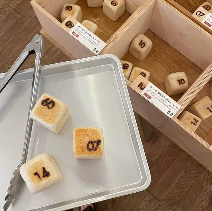 R i R y (リリー)さんのインスタグラム写真 - (R i R y (リリー)Instagram)「『箱パン🍞』　　  可愛すぎる箱パン🍞🎲 味がひとつひとつ違って、番号が描いてあって可愛い🥺✨  場所は最後のページに記載しております📕🤎  ✴︎---------------✴︎---------------✴︎ ▶▶掲載する写真を募集中📸 カワイイ写真が撮れたら、@velle.jp をタグ付けするか、ハッシュタグ #velle_jp をつけて投稿してみてね♪� � velle編集部と一緒にカワイイで溢れるvelleを創っていこう😚🤍  ✴︎---------------✴︎---------------✴︎ #おうちカフェ部 #スイーツ好きな人と繋がりたい #甘いもの好きな人と繋がりたい #おしゃれさんと繋がりたい #韓国ファッション #韓国好きな人と繋がりたい #インスタ映えスイーツ #お洒落さんと繋がりたい #今日のおやつ #おうちおやつ #おうちカフェ #おうちcafe #お家時間 #お家カフェ #手作り #家カフェ #朝ごパン #高松カフェ #香川カフェ #瓦町カフェ #高松ランチ #香川ランチ #パン屋 #パン屋巡り #ウルトラベイクショップアンドコーヒー #淡色カフェ #箱パン #カフェ #カフェ巡り」10月26日 21時00分 - velle.jp