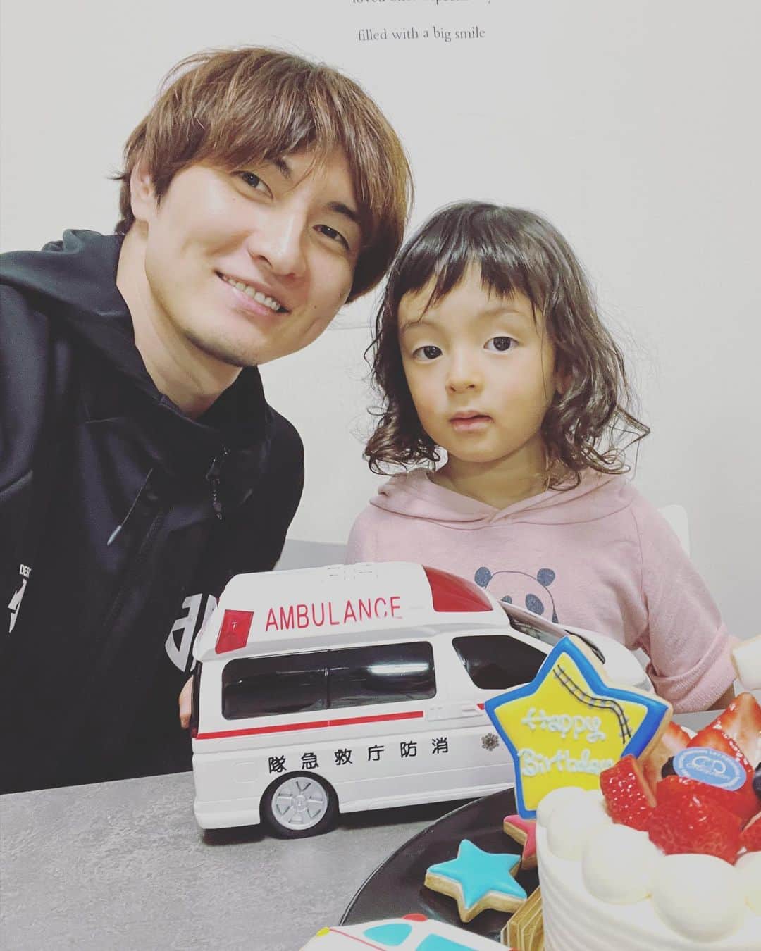 岡田優介のインスタグラム：「3歳になりました。息子の名前、朔玖(さく)といいます。  今まで隠していたわけではなかったのですが、オープンな場で書いたり話したりはしていませんでした。  ただそこに何か大きな理由があったわけではなく、「俺の息子なら自分の名前くらい自分で売ってみろやー」とかいう、謎のひねくれた昭和のオヤジっぽさを勝手に描いていただけであり、名前を公にするかどうかのスタンスに実はこだわりはありませんでした。  さて、普段インスタをご覧になられていて勘の良い方はお気付きかもしれませんが、朔玖はまだ言葉が話せません。  言葉だけではなく、まだ色々なことが他の子よりも苦手です。他の子が当たり前に出来ることがまだ出来ません。試合会場にいたら誰かに迷惑をかけているかもしれません。（ごめんなさい。）  ただ、まだ赤ちゃんのようで、天使のようにとても可愛い子です。赤ちゃん時代が長いなんて親的にはラッキーなんじゃないかと思っています。  「朔」にはついたち＝新月という意味があり、「玖」には黒くて丸い石という意味があります。  新月には月のように柔軟に変わりゆく「動」を、漆黒の石には岩のように信念を曲げない「静」を、それぞれイメージさせています。  白と黒、動と静、そんな両面性やバランス感覚を持った人間に育って欲しいという想いが込められています。  この度、皆さんにもさく、さっくん、さくくん、さくちゃん、なんて気軽に呼んで欲しいなぁと思いまして、これまた勝手な父の勝手な判断ですが書かせて頂きました。  朔玖が生まれてきてくれて僕はとても幸せです。  朔玖、誕生日おめでとう🎉」