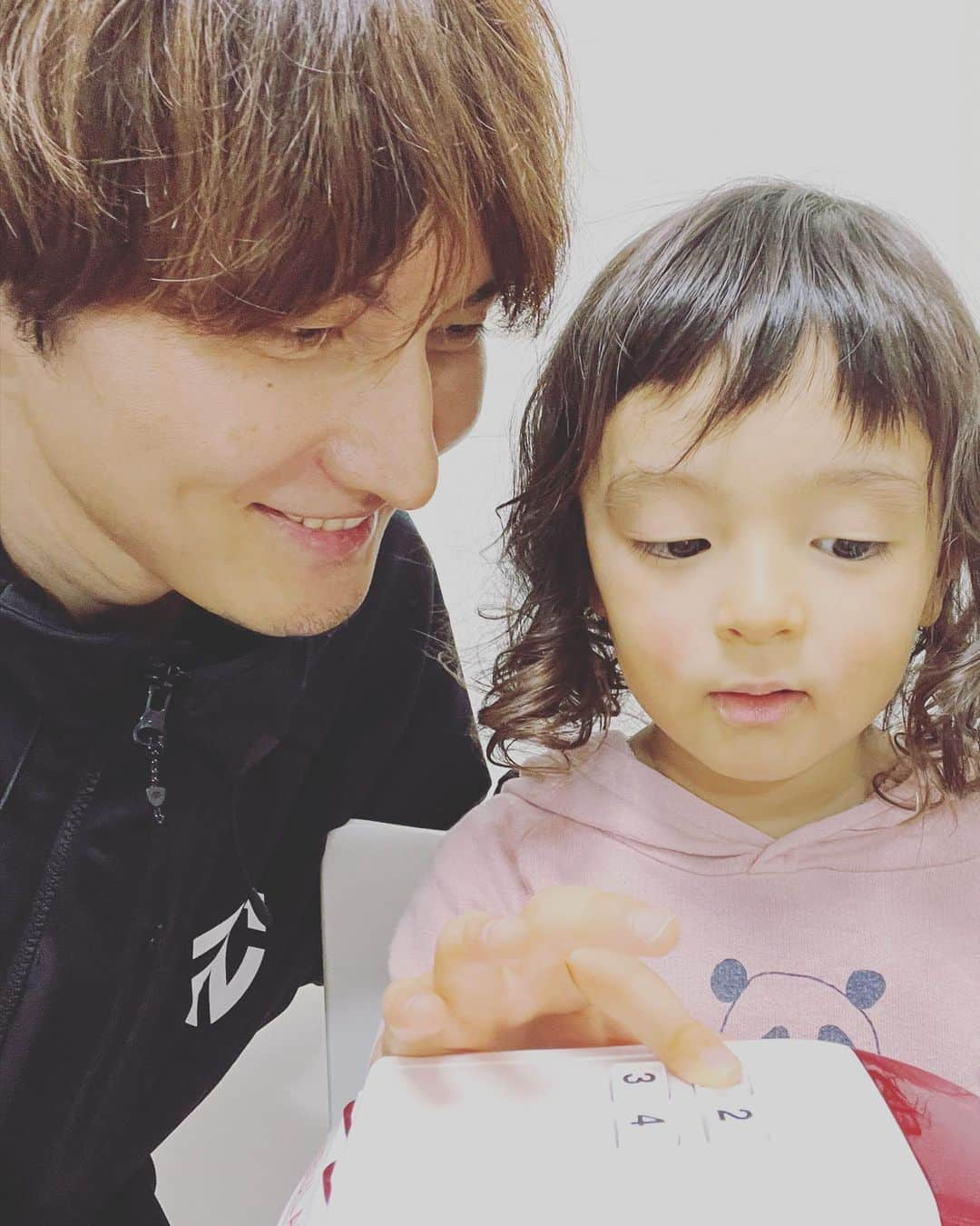 岡田優介さんのインスタグラム写真 - (岡田優介Instagram)「3歳になりました。息子の名前、朔玖(さく)といいます。  今まで隠していたわけではなかったのですが、オープンな場で書いたり話したりはしていませんでした。  ただそこに何か大きな理由があったわけではなく、「俺の息子なら自分の名前くらい自分で売ってみろやー」とかいう、謎のひねくれた昭和のオヤジっぽさを勝手に描いていただけであり、名前を公にするかどうかのスタンスに実はこだわりはありませんでした。  さて、普段インスタをご覧になられていて勘の良い方はお気付きかもしれませんが、朔玖はまだ言葉が話せません。  言葉だけではなく、まだ色々なことが他の子よりも苦手です。他の子が当たり前に出来ることがまだ出来ません。試合会場にいたら誰かに迷惑をかけているかもしれません。（ごめんなさい。）  ただ、まだ赤ちゃんのようで、天使のようにとても可愛い子です。赤ちゃん時代が長いなんて親的にはラッキーなんじゃないかと思っています。  「朔」にはついたち＝新月という意味があり、「玖」には黒くて丸い石という意味があります。  新月には月のように柔軟に変わりゆく「動」を、漆黒の石には岩のように信念を曲げない「静」を、それぞれイメージさせています。  白と黒、動と静、そんな両面性やバランス感覚を持った人間に育って欲しいという想いが込められています。  この度、皆さんにもさく、さっくん、さくくん、さくちゃん、なんて気軽に呼んで欲しいなぁと思いまして、これまた勝手な父の勝手な判断ですが書かせて頂きました。  朔玖が生まれてきてくれて僕はとても幸せです。  朔玖、誕生日おめでとう🎉」10月26日 21時09分 - ysk_okada