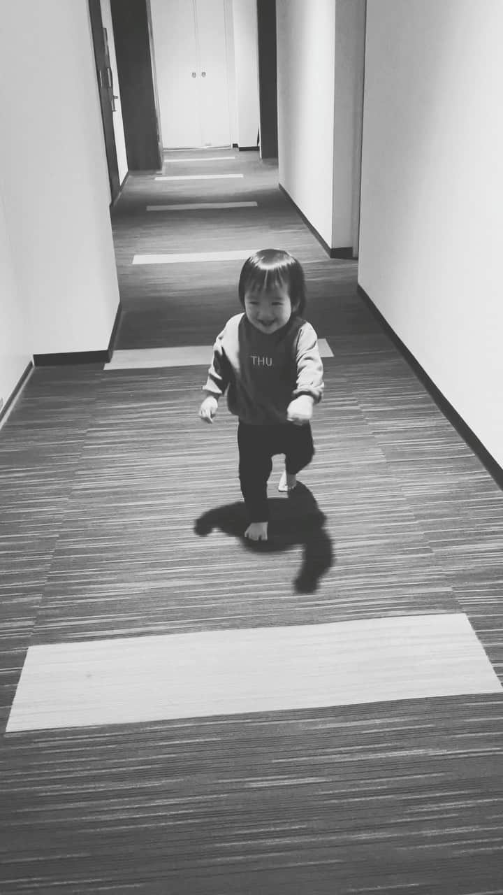 のインスタグラム：「. . ねぇー歩き方🤣❤️ 酔っ払いみたいで面白すぎ可愛すぎ❤️ そして裸足🦶🏻笑 #1歳3ヶ月 #よちよち歩き」