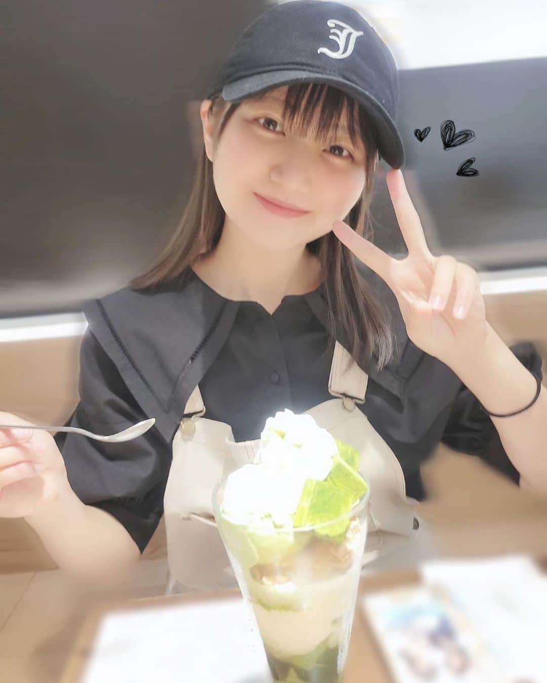 稲垣香織のインスタグラム：「・ ・ ・ 🍵💚💭  この前、初めて抹茶のパフェを食べました(*^^*)🎵  パフェはいつもチョコレート🍫だったので抹茶は新鮮でした(≧ω≦)  でもすっごく美味しくてまた食べたいです🥰 皆さんは何パフェが好きですか？？👀💕  #パフェ #抹茶 #ゆかるんさんカメラ📷💕」