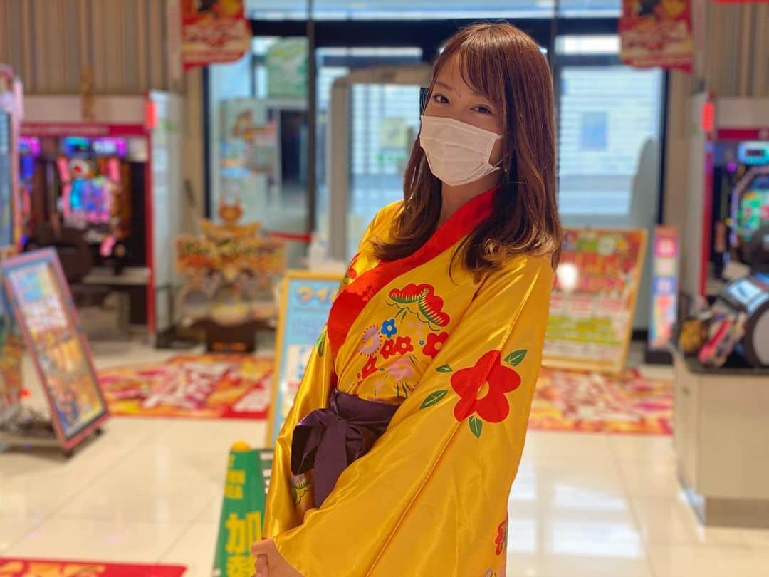 吉野七宝実さんのインスタグラム写真 - (吉野七宝実Instagram)「今日はイーグル袖ヶ浦にて実践来店でした！  会いに来てくれた方ありがとうございました☺️いつもありがとう！  結構実践してるときに話しかけていいのか戸惑っちゃう方いるようなのですが、いつでもオッケーなのでまた次来店するとき見つけたら声かけてね〜ん！！  #イーグル袖ヶ浦　#マリンちゃん　 #魚群はどっちの海で見てもいいものだなあ」10月26日 21時25分 - shihomi0305