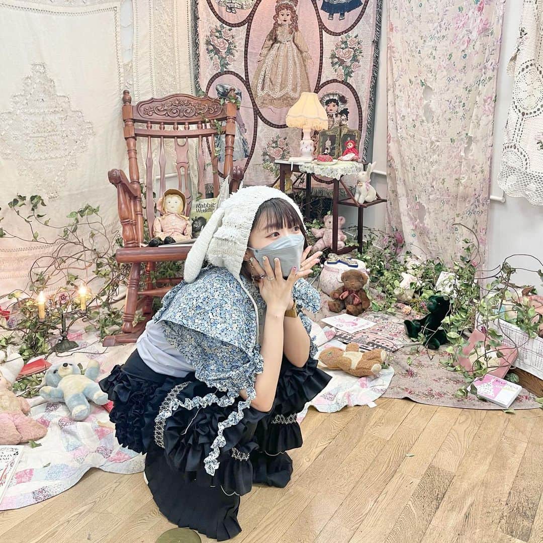 ぱいぱいでか美のインスタグラム：「rurumu:🐇 . rurumu:展示受注会つづき。 このつけ襟&袖がめちゃくちゃ気になってて！！！ やっぱり着たら更に可愛かった！！！！ ので、つけてきました💙 いろんなトップスに合わせてみたいな〜 ふんだんにフリルが使われたパンツは 実は行く前はノーマークだったんだけど 履いてみたらあまりにも可愛くて……😭 これもつけちゃいました……！ 特別に着たいrurumu:だけど、その上で普段から着ていきたいから 今回は日常的にいっぱい着回せそうなのにしてみました。 天才的に可愛い〜 なんとまだ写真あるから明日も載せます。 佳苗さんのフリルとかリバティー柄とか フェミニンなものをフェミニンなままにしない 落とし込み方めっちゃ好きだ〜 . #rurumu」