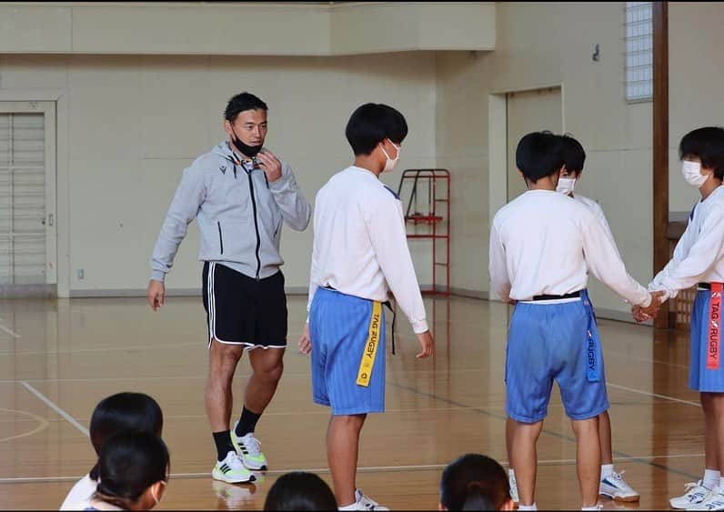 のインスタグラム：「今日は島田市立金谷中学校に静岡県のラグビーレガシー事業でお邪魔しました。2019年のW杯を全校で観戦した経験をもつ生徒達もラグビーボールに触れたりするのは初めてって子達ばかりでしたが楽しい一時で元気を頂きました。ありがとうございました😁」