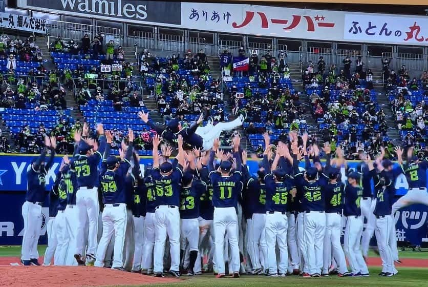 坂元美香さんのインスタグラム写真 - (坂元美香Instagram)「優勝！！🐧わーい✨😭🙌  #ヤクルトスワローズ #すわほー #絶対大丈夫！ #最下位からの優勝 #こみあげる想い  #どうかCSチケット当たりますように🙏 #もちろん来年も年間シート継続です！ #坂元野球観戦記録」10月26日 21時33分 - mika_saka