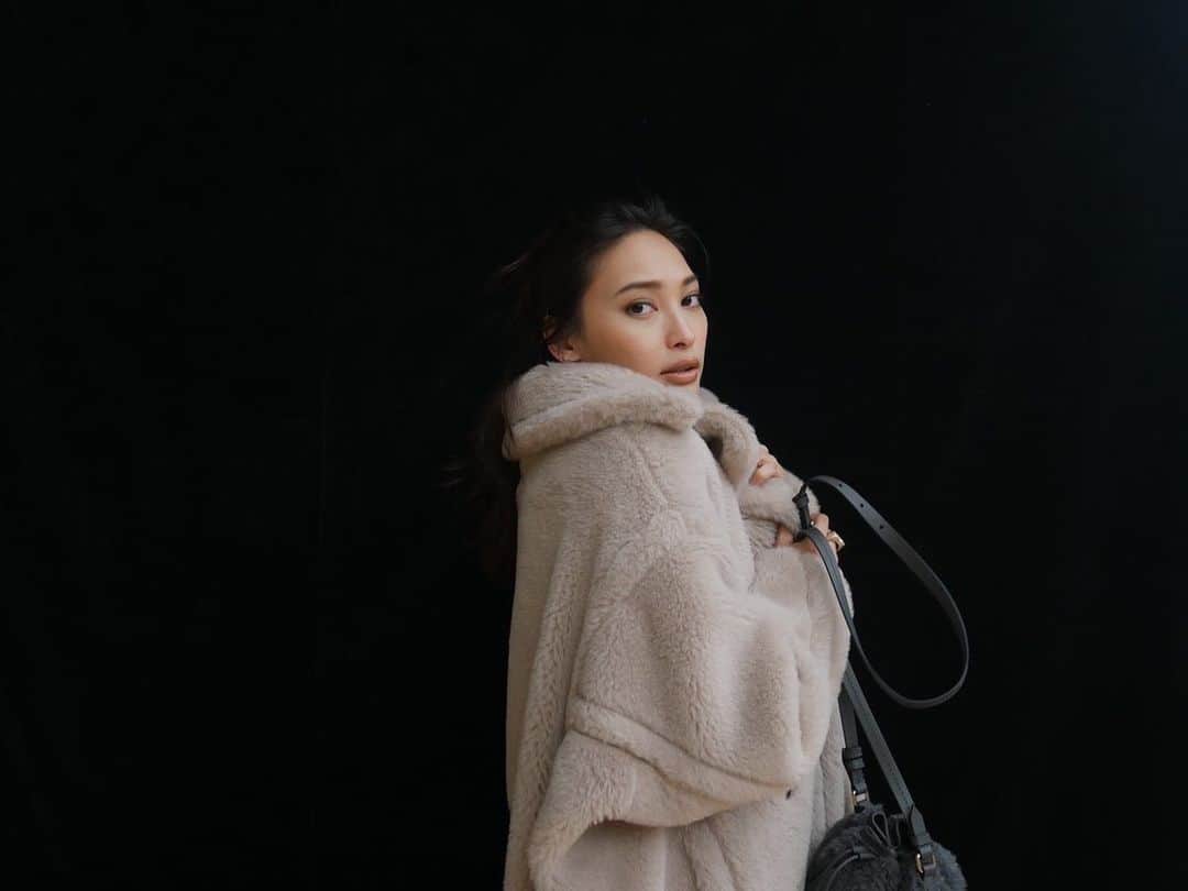 大政絢のインスタグラム：「precious 10月号  @maxmara   スカーフに隠されているシマウマが可愛かったなぁ🦓✨  紙面を見て頂いたらスカートの柄には他の動物も…！ぜひ探して見てください！ 今年もテディベアコートは安定に素敵でした。ミニ丈にも惹かれますね…  #maxmara #テディベアコート」