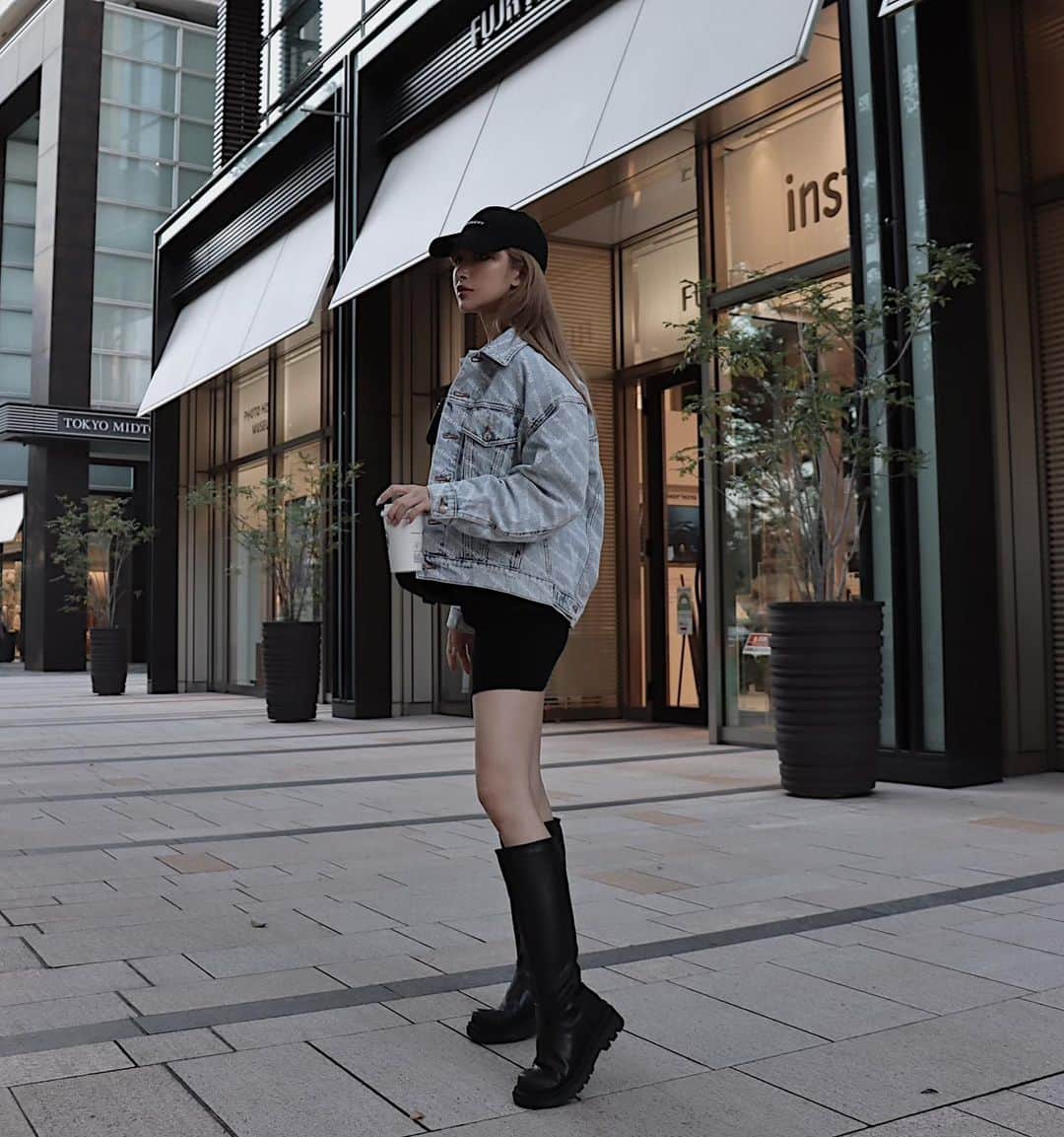小原優花のインスタグラム：「今日も1日お疲れ様でした🥰  前からお問い合わせを多数いただいておりましたIRALのブーツ、明日の12:00〜新作発売と同時に先行受注が始まります🥺✨  流行りのトラックソールが可愛すぎる！🖤🖤 ロングもショートも裏地が起毛で暖かくて、感動的な軽量ブーツです👢😭  11月初旬頃にお届け予定です🚚♡ 《 @iral_official 》  スタバはホットのソイラテ🧸  onepeace／jacket @alexanderwangny  cap @givenchyofficial  bag @prada  boots @iral_official   #outfit #cordinate #IRAL #アイラル #boots #prada #alexanderwang #givanchy」