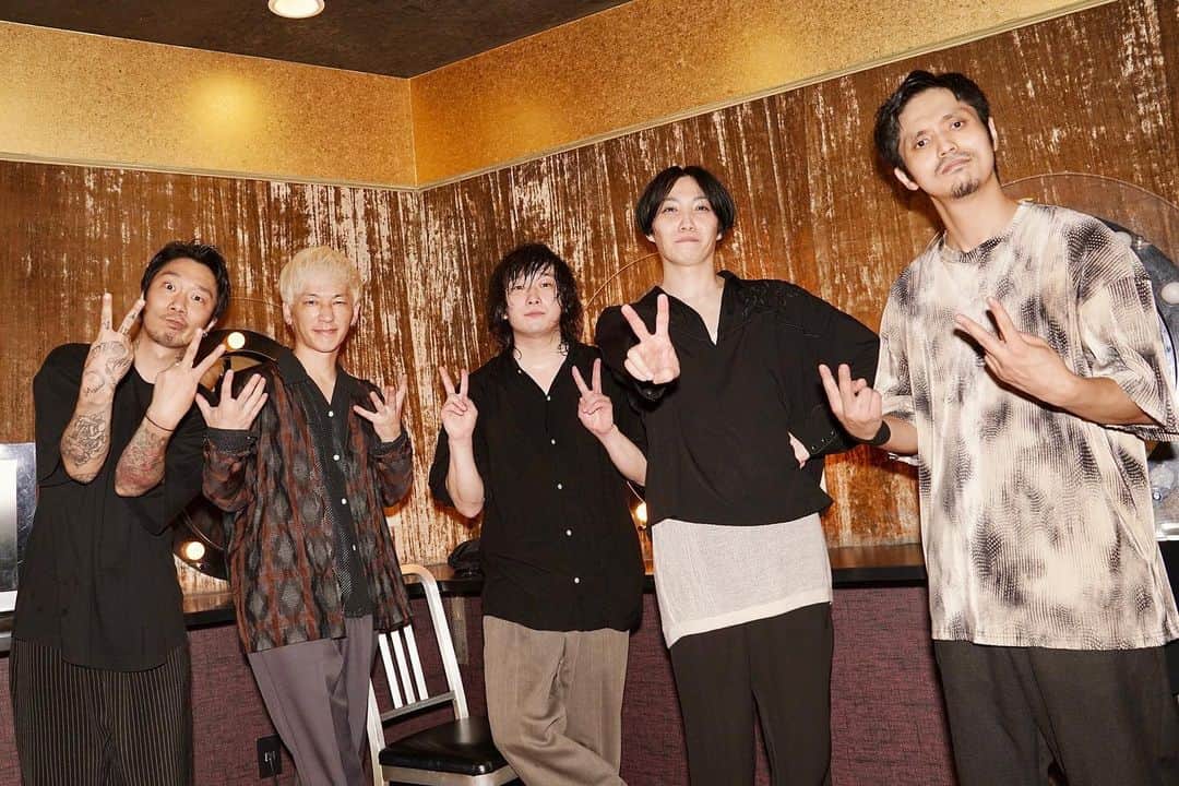 宇佐美友啓のインスタグラム：「12月にまたファンクラブツアー開催します！15周年イヤーの締めくくりとして、みんなに楽しんでもらえるよう尽力します！📸@heterover.hiro  ■2021年12月10日(金) 東京 渋谷TSUTAYA O-WEST  ■2021年12月18日(土) 大阪 梅田SHANGRI-LA  ■2021年12月19日(日) 愛知 名古屋APOLLO BASE」