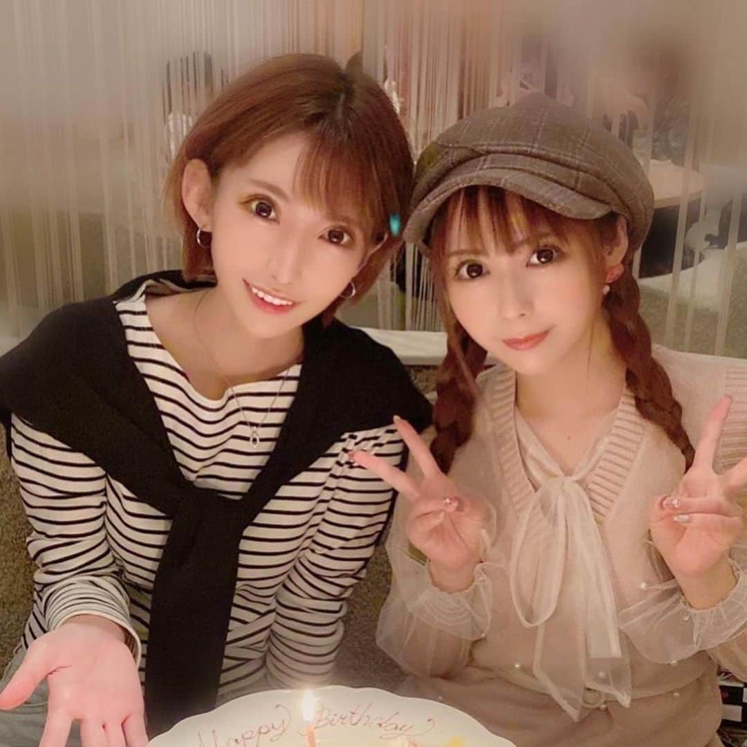 葉月七瀬のインスタグラム：「. . 先々週にるーちゃんと ディナーした時の👭❤️ . 可愛い自慢のはにたんなのです🍯🧸 . ディナーのあとは カラオケで推しを鑑賞しあい 楽しかった〜😍❣️ 2次元と3次元で推しは違うけど 推し会したいなぁ💜🧡 . . お洋服は最近ハマっている NICE CLAUP🎀 姉妹ブランドのSeemiのトップスの 後ろがリボンちょー可愛い😳💓 たくさん可愛い服あるのに コーデの撮り方分からない🥲 . #ななるー #夫婦デート #dinner」