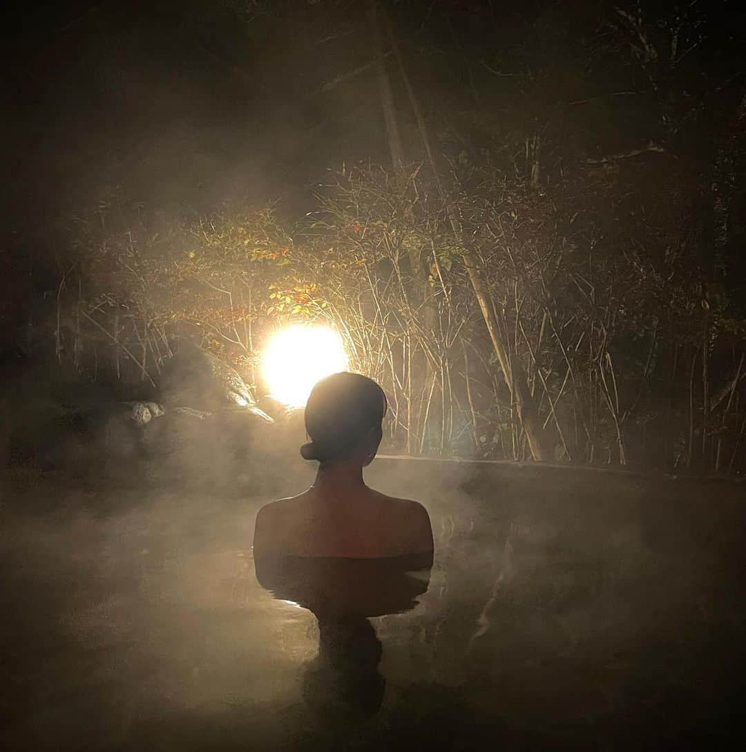 椿ここさんのインスタグラム写真 - (椿ここInstagram)「貸切露天風呂♨︎  誰もいない特別空間でのんびり温泉 最高でした！」10月26日 23時35分 - coco.tsubaki