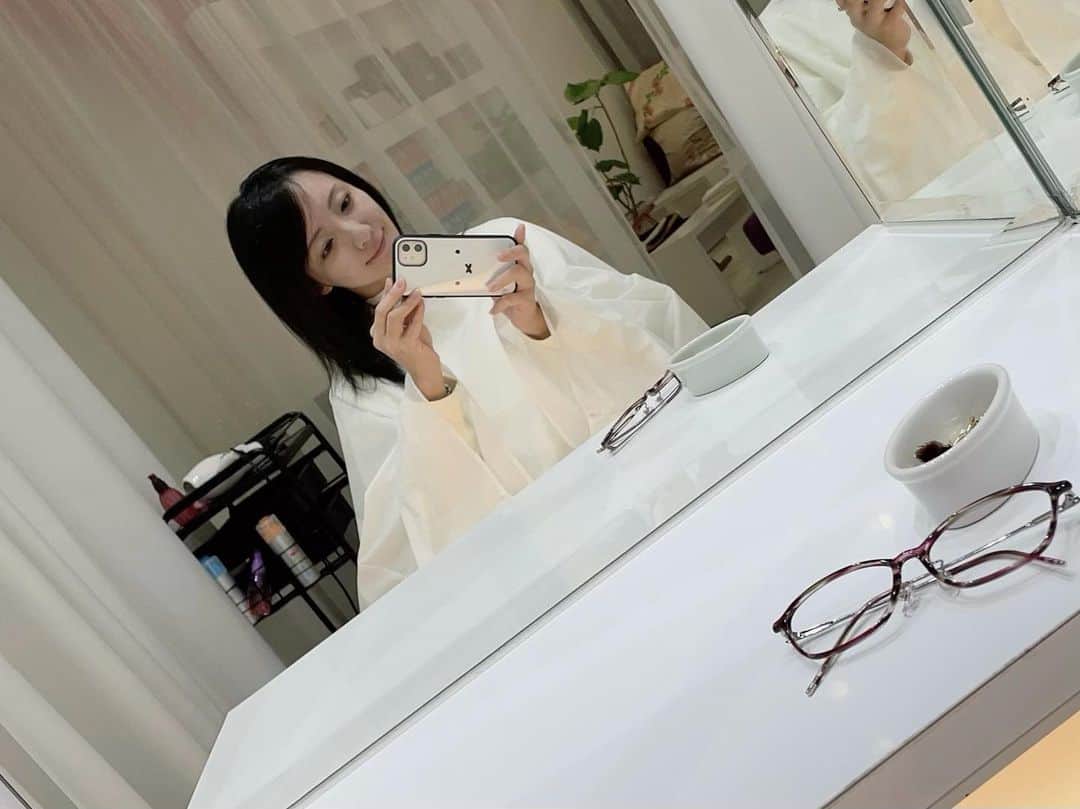 松澤千晶のインスタグラム：「ようやくタイミングが合って、やっと美容院に行けました！  が、帰りに雨やら風やらでぐしゃぐしゃになったのでまた載せます。笑  ずっとヨモツシコメちゃんみたいだったからね。」