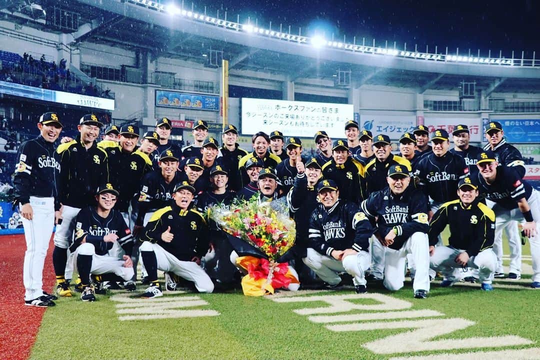 のインスタグラム：「ファンの皆さん、1年間熱い応援ありがとうございました📣 個人的には山あり谷ありのシーズンだったのですが、ファンの皆さんのドームでの拍手など👏 本当に力になりました！💪😭 来年こそはしっかり安定した投球ができるように、今から頑張るので応援よろしくお願いします！ 最高のチームです❕✌️ #3150 #監督ありがとうございました #全然映れてない」