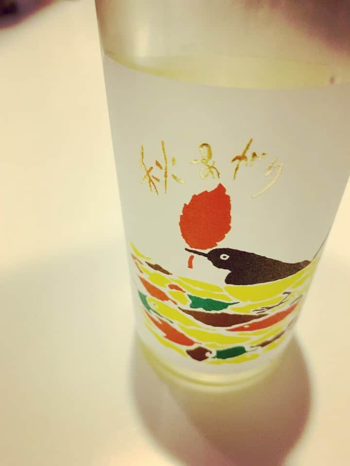 大月さゆのインスタグラム：「石川県金沢市の酒蔵 福光屋さんの「秋あがり」🍶  「秋上がり」って 夏を越えて秋になって香味が円熟し旨味がのったお酒のことなんですって。  なんかカッコイイ そして憧れる そんな人になりたいもんだ  #ぐい呑み #九谷焼 #この絵が好き🐎  #福光屋 #秋あがり」
