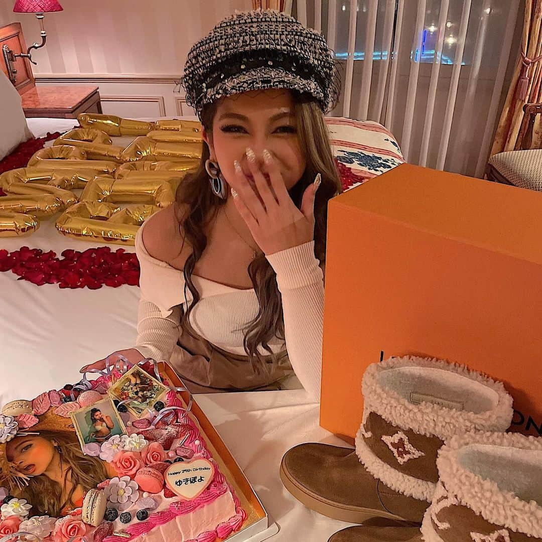 ゆきぽよさんのインスタグラム写真 - (ゆきぽよInstagram)「🎂🎁🎂🎁🎂🎁🎂🎁🎂  はっぴーばーすでーとぅーみー   #happybirthdaytome  #birthday  #birthdaycake  #birthdaypresent  #バースデー  #バースデーケーキ  #バースデーサプライズ」10月27日 0時32分 - poyo_ngy