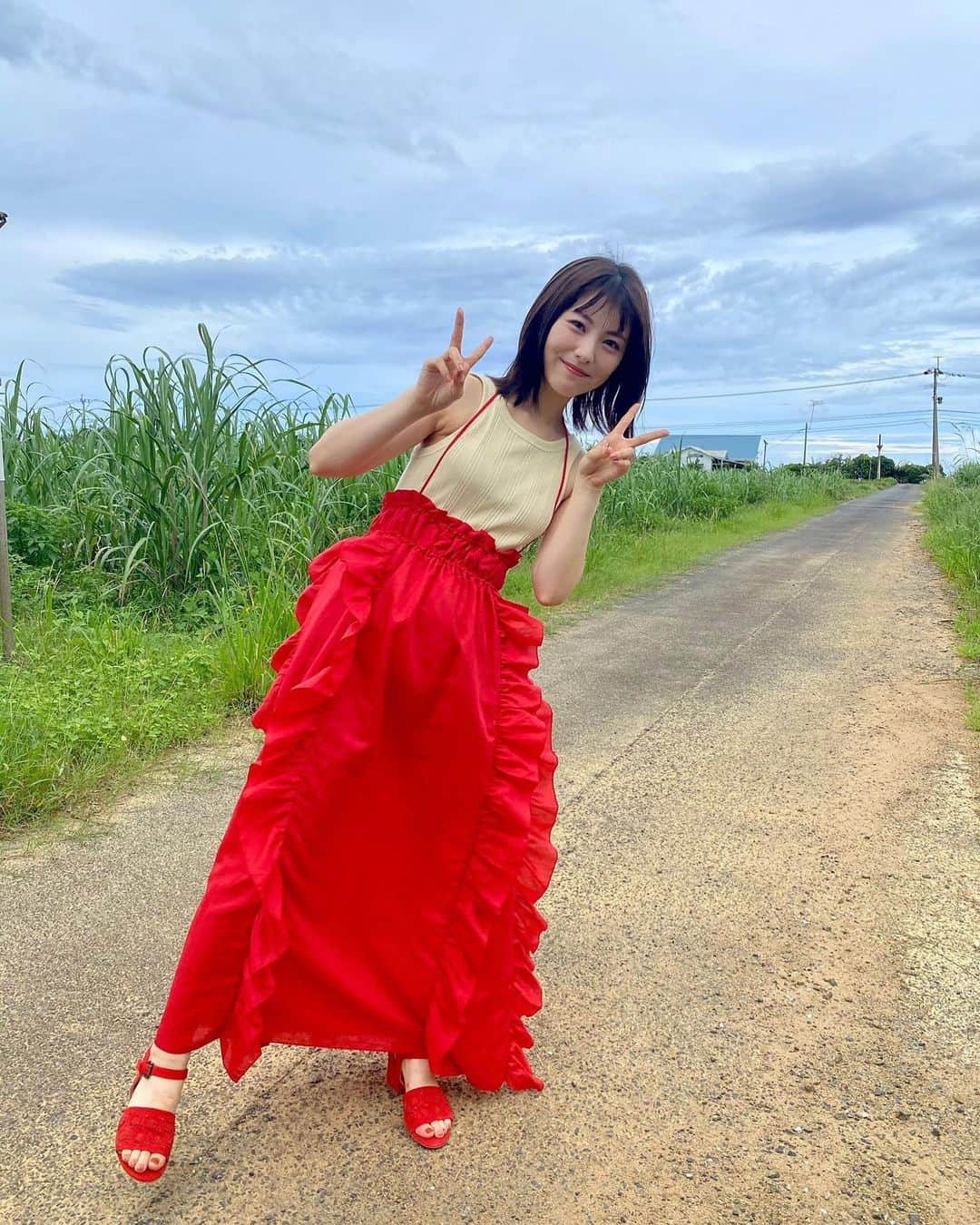 浜辺美波のインスタグラム：「#浜辺美波 公式Twitterより  おはようございます🍕 本日は写真集『20』発売日です! 20歳のおわりに苦しいくらいの笑顔と共に写真集作りができて幸せでした🍕 お迎えしていただいた皆さま ありがとうございます… 末永く寄り添える1冊になりますように。 めちゃめちゃ曇り空の奄美大島の空を添えて。 本日もいい日になりますように」