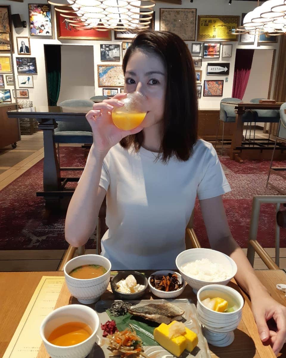 黒坂真美のインスタグラム：「Goodmorning World☺️🌍 . なんちゃって～ もうお昼ですが 今日ももりもり食べて 頑張っていきまっしょい！ . #黒坂真美 #kurosakamami  #breakfast #morning #kyoto #japan  #🌞 #😋 #🌍 #🇯🇵」