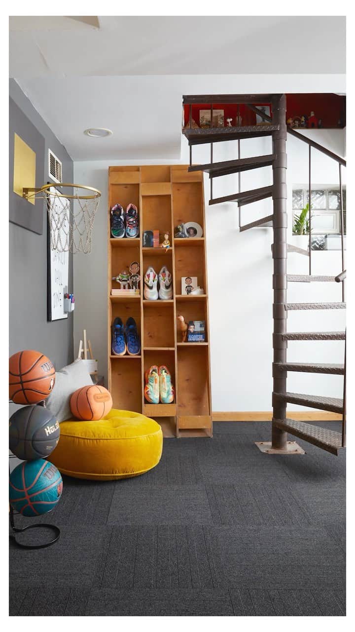 ジャスミン・トゥークスのインスタグラム：「An Inspiring Room Makeover for an Inspiring Kid Activist Like this post & we’ll donate 🤍: @jahkiljackson, founder of Project I Am and one of the Obama Foundation’s 2017 most influential people #nobigdeal, got a slam-dunk room makeover to work on his causes or hang with his friends. (See more of his cool new space here: bit.ly/3bdwv8Z) 🏀  After volunteering in Chicago when he was 8 years old, he realized he wanted to make a difference. He created “blessing bags”—kits filled with toiletries, food and other necessities—and gave them away to people in need. Six years later, he has helped more than 60,000 unhoused men, women and children. 👏  Want to help? For each like this post gets, we’ll donate $3* toward Jahkil’s foundation, Project I Am, to make more blessing bags and help Jahkil with his dream to end homelessness. Charity contact information: officialprojectiam.com. Runs from 10/26 - 11/9. *Full donation amount up to $1,500. #Fundraising #KidActivist #Activism #TweenRom #TeenStyle #TeenRoomInspo #KidsRoomDesign」