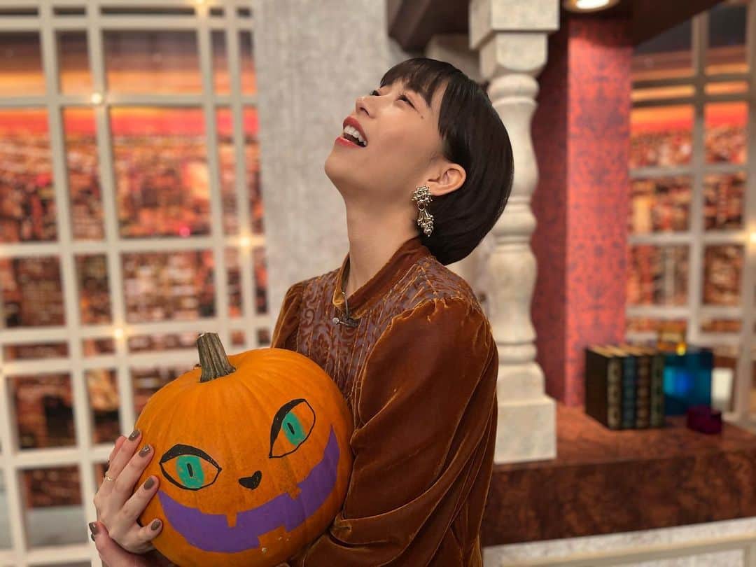 森川葵さんのインスタグラム写真 - (森川葵Instagram)「かぼちゃ重いの図。🎃 #つぶやき英語 #trickortreat #halloween  #iphon13 カメラ機能すごい。」10月27日 10時18分 - aoi_morikawa0617