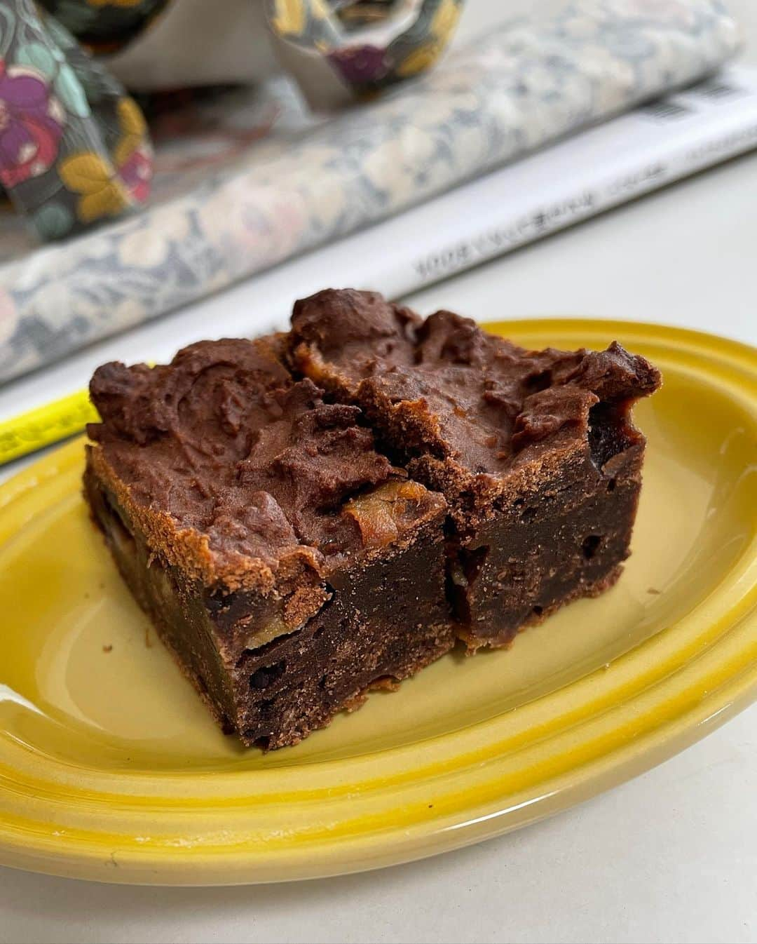 凰津りさのインスタグラム：「昨日作ったケーキ🍫 . . チョコレートは使わず、カカオパウダーのみでチョコ感を出す。 無添加のチョコはなかなか見つからずカカオ99%のチョコ使うくらいならカカオパウダーでいっか！ と試しに作ったが、 なかなか美味しかった✨ . 小麦粉ではなく米粉を使い、牛乳を使ったからかかなりズッシリめの大好きなブラウニーになった‼️ . 中にはリンゴのプリザーブを入れた。 今回は通常の砂糖の量より半分以下にしたので甘くはないけど、子どもたちはとっても喜んで食べてたくれた。 私用に作ったやつなんだけど、、、😭 . 洋裁のお供にコーヒーとスィーツは必須ですな‼️ . . #手作りスィーツ #今日はワンピース #仕上げるぞ‼️」