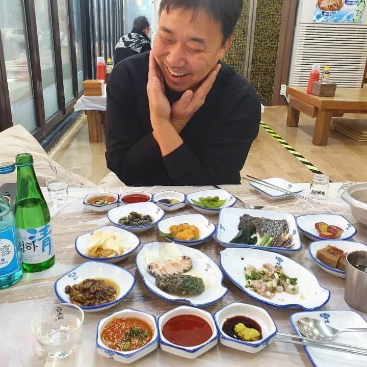 クァク・ジャヒョンのインスタグラム：「동네바보3 먹을거주면 막 좋아하고 침흘리는.. #동네바보#곽자형#덕수패」