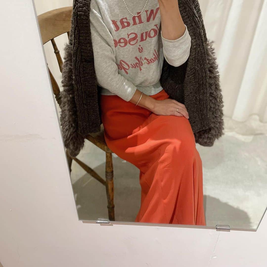 池田泉さんのインスタグラム写真 - (池田泉Instagram)「今年も このヴィンテージチビスウェットちゃんと着ているよ。昨年までは息子と兼用だったけど、息子はもうサイズアウト。 そもそも50年前のものを15年前に買って親子で着ていたってどんだけタフなんだ！買った時からよれても伸びても何も状態が変わってない。昔のものづくりっですごいなぁ、としみじみ思う。 ニットは　@pur__official 🧶 10/30 20:00- online store release!  #madeinNepal #PURhandknit」10月27日 11時15分 - xxizumi123xx