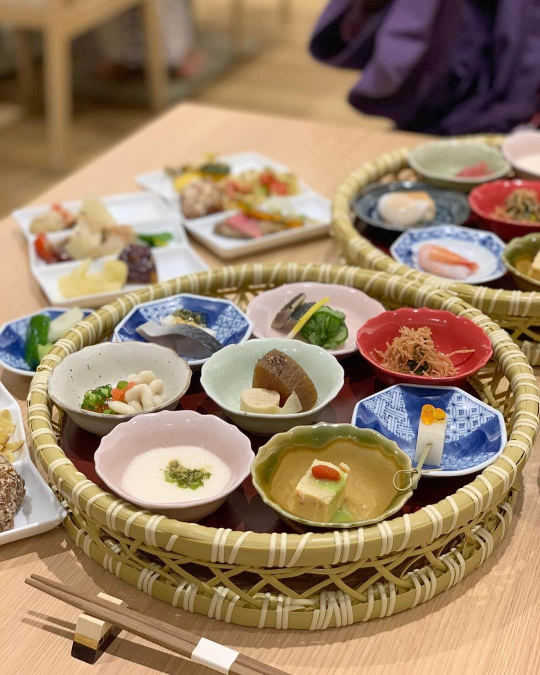 吉川ちかさんのインスタグラム写真 - (吉川ちかInstagram)「はなをりは よったんと行きました🥺💓 食事はビュッフェでしたが 種類が豊富で楽しかったです！！  ビュッフェだから朝も夜も めちゃくちゃ食べちゃいました🤤💓 館内着も選べて楽しかったです！  #はなをり#はなをりビュッフェ#箱根旅行 #箱根温泉#温泉旅行#箱根#女子旅#楽しかった」10月27日 2時32分 - yoshikawachika_1116