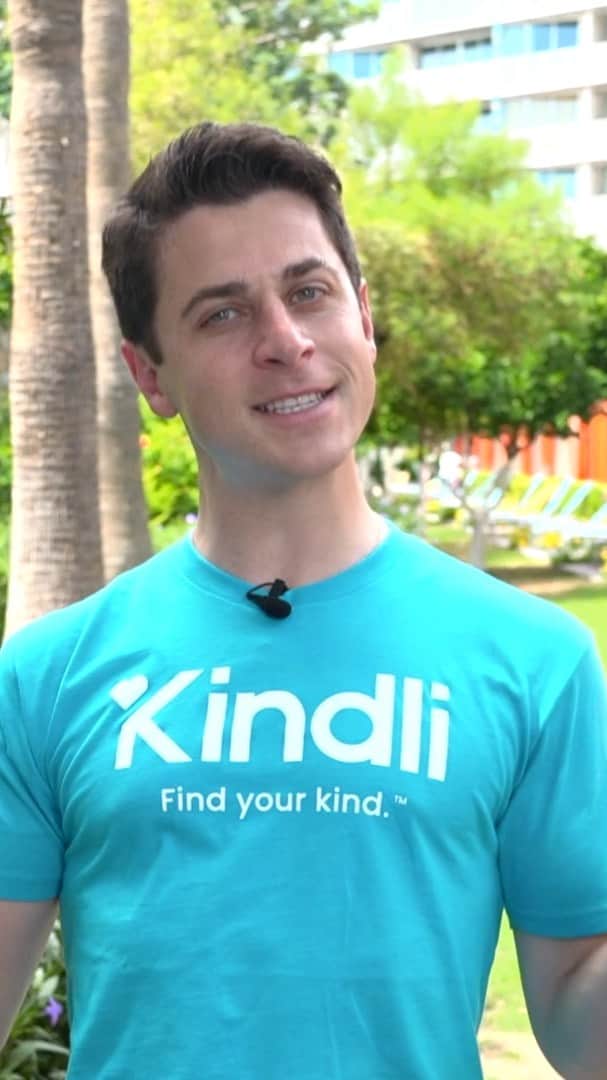 デヴィッド・ヘンリーのインスタグラム：「🎉GIVEAWAY!!🎉 I’m so excited to announce that I have teamed up with @kindlisocial to give FIVE of you the chance to hang out with me on Zoom! Kindli is the world’s first PURELY positive social media app. I spent the day paying it forward to strangers in Scottsdale, AZ and now I want to pay it forward to YOU! Enter for a chance to win a Zoom call with me AND an autographed picture. - Here’s how to enter: Download the Kindli app from the App or Google Play Store Sign up for an account on Kindli Create a picture, video, or text post and tell me about the kindest place you’ve ever traveled to Make sure to use #HenrieHangout to be entered - That’s it! I will pick the top FIVE winners to receive a one-on-one Zoom call with me and an autographed picture. I can’t wait to see your posts! - Giveaway ends 11/2/2021 at 11:59 pm PST. - [Must be 18 years or older or 12 years or older with parental consent at the time of entry. Open to legal residents of 50 US states and DC. Giveaway ends 11/2/2021 at 11:59 pm PST. Winner will be announced 11/9/2021 on my page on the Kindli app and will be contacted directly. This giveaway is in no way sponsored, endorsed by, or associated with Instagram, Facebook, or any of their partners. For official rules visit https://help.kindli.org/kindli-challenge-terms-agreement or visit the link in bio on @kindlisocial. @realtalkkim @brookehyland @paigehyland1 @crystalmreed @davidcorrey」