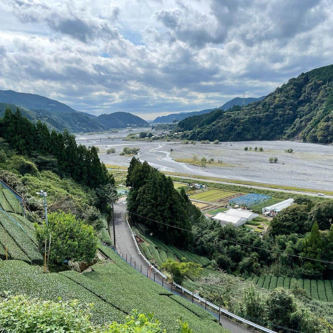 小野澤玲奈さんのインスタグラム写真 - (小野澤玲奈Instagram)「足がつって眠れないから🥲 最近の美しすぎる写真  空が広く　海が輝き　茶畑と山並みが美しい  静岡ってすごい🌞  今月は前代未聞の長い戦い くたくたで泣きそうですが 走り回り中ふと空を見ればこんな景色🥺✨心解放  お風呂に入らず睡眠時間を確保してます(本当)😂  私は10年後20年後、 働き盛りの女性に優しい人間になりたいです😂  11月はゆっくりお風呂に浸かりたい🛁  #静岡 #shizuokalife  #働く女  #久能山 #いちご海岸通り #オクシズ  #おやつをやばいくらい食べてる #太らない  #消費してるから #おせんべいブーム到来  #一味せんべい #山椒せんべい」10月27日 3時19分 - reina.onozawa