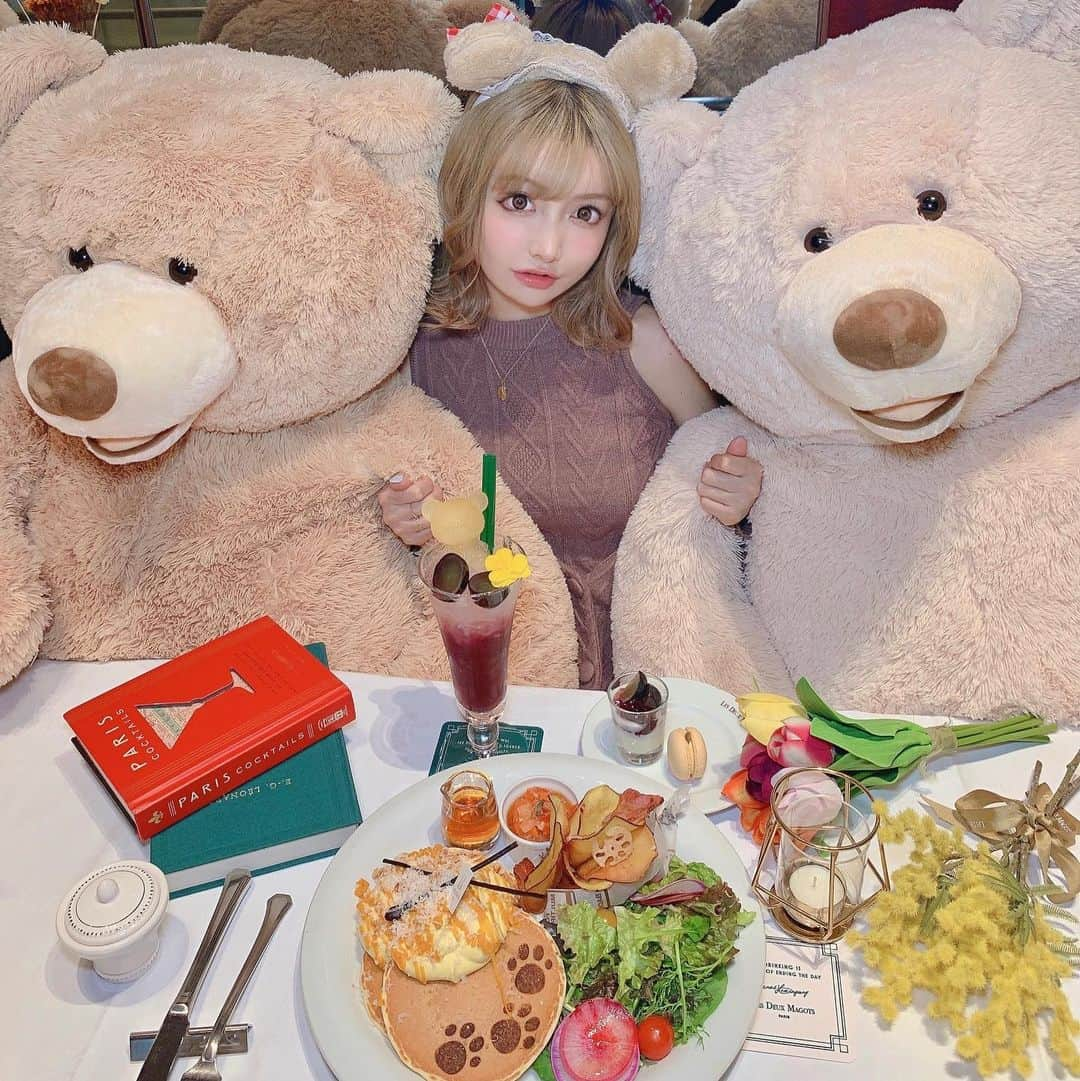 吉川ちえさんのインスタグラム写真 - (吉川ちえInstagram)「【⭐️くまがいるカフェ🧸🎀】 . 凄く可愛いーっ🥺💓 って思ったくまがいるカフェ☕ ⭕️ LES DEUX MAGOTS PARIS . 予約するとくまと一緒にランチを楽しむことが出来るのだ👍🧡 わたしは今回このコース✨😚 . 🧸ドゥマゴのくまたちと楽しむパンケーキランチセット＆ドリンク飲み放題🧸 . 【🥂WELCOM DRINK】 ■テディベアの葡萄スカッシュ  【FOOD🥞】 ■テディベア グルマンパンケーキプレート ・パンケーキ ラム酒を効かせたかぼちゃクリーム、メープルシロップ ・胡桃ドレッシングのサラダ ・カリカリベーコンとさつまいも、レンコンのチップス  ■プティ デザート🍦 ・巨峰ジュレとヨーグルト ・かぼちゃとオレンジのマカロン  【2時間フリードリンク】(L.O. 1.5時間) ■DRINK🥤 ・コーヒー ・オーガニック アールグレイ ・オーガニック ダージリン ・オーガニック ジャスミン ・オーガニック カモミール ・レモンバーベナ . の3500円💰を頼みました🙋‍♀️💕 むしろ3500円でくまと一緒に ランチ出来るし写真📷も撮れるし 飲み物飲み放題だしコスパよかった🥺💓 . ⭐️LES DEUX MAGOTS PARIS⭐️  住所📮 東京都渋谷区道玄坂2-24-1 東急文化村 B1F . アクセス情報🚃 JR線 渋谷駅 ... ハチ公口より徒歩7分 東急東横線・田園都市線 渋谷駅 ... 3a出口より徒歩7分 東京メトロ半蔵門線・銀座線・副都心線 渋谷駅 ... 3a出口より徒歩7分 . #LESDEUXMAGOTSPARIS #渋谷パンケーキ #渋谷カフェ #くまがいるカフェ」10月27日 3時48分 - yoshikawachie_16