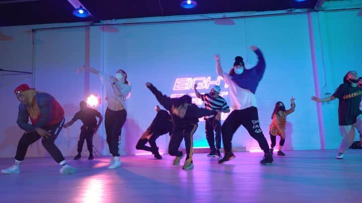 有働真帆のインスタグラム：「Footage from my class at @eightyeightstudiosla Thank y’all for coming through that night, it felt like a concert on stage dancing with these dancers!✨😌👯‍♀️👯👯‍♂️ 🎵: Usher - My Way(live)」