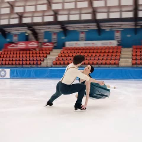 シャルレーヌ・ギニャールのインスタグラム：「Tomorrow -> Skate Canada ✈  #skatecanada #isugrandprix #isu #isufigureskating #icedance #olympicseason #roadtopechino2022 #guignardfabbri #fisg4passion #fiammeazzurre #poliziapenitenziaria #coni #italiateam🇮🇹 #jackson #vancouver #comeback」