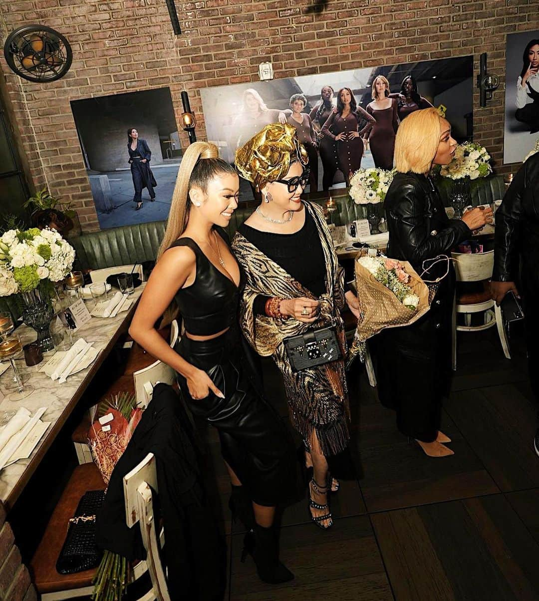 リアン Vさんのインスタグラム写真 - (リアン VInstagram)「BIG Congratulations to my sis @thejeanniemai for her new Clothing Collection available now in @macys !✨ So proud of you! 👏🏽 Her new pieces are all so stunning! 😍 Had such an amazing time at the launch dinner last night! Thank you for having me 🥰 Love you and @themamamai so much! ❤️😘」10月27日 4時17分 - lianev