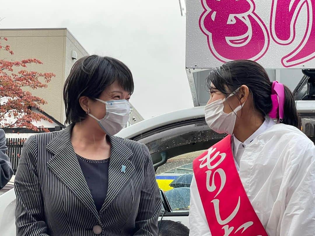 森下千里のインスタグラム：「高市早苗政調会長が 応援に来てくださいました！  圧倒的な存在感に 石巻が揺れた！！！と思いました。  時間がない中でも、 皆さんにサインと握手🤝を答え、 森下さんをよろしくね、とずっと言ってくださいました。  心から感謝と、 心の底から素敵でカッコいい方だと思いました。 わたしも見習って、 強い信念と行動力を持って頑張っていきます！  #宮城五区 #幸せをかたちに #高市早苗 #もりした千里」