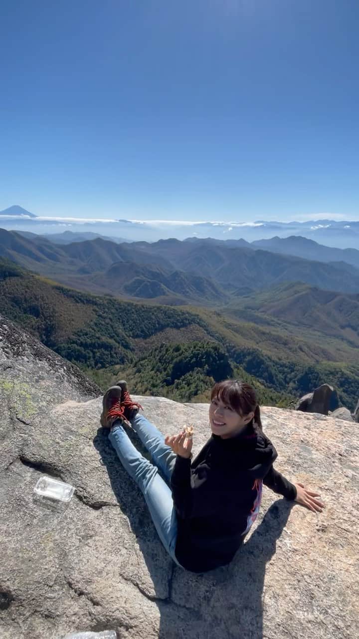 わちみなみのインスタグラム：「YOAKE のMVみてくださいね⛰✨  https://m.youtube.com/watch?v=IVaWpSVPZNQ&feature=youtu.be  #YOAKE #MV #瑞牆山　#登山」
