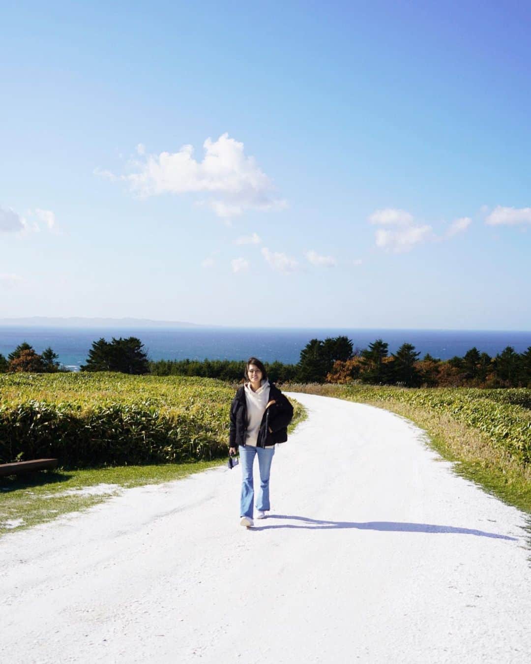 坂元美香さんのインスタグラム写真 - (坂元美香Instagram)「おはよー  #坂元日本最北端への親子旅   『宗谷丘陵の白い道』  今回絶対行きたかった場所なのです✨ 青い空と海、緑、そして白い道。 永遠に歩きたくなる。  この白い道は、ホタテの貝殻を砕いて 敷き詰めたものなんですって。  再利用する方法がなく産業廃棄物として 捨てられていたホタテの貝殻を こんな素敵に有効利用するなんて！👏✨  「夏だったらレンタルサイクルしたかったねー✨🚲」 と言ったら 「いや、この強風は車が一番安全だと思う」 と息子は車から降りませんでした😅  確かに強風すぎて目が開かない🤣  #宗谷丘陵 #白い道 #絶景 #宗谷丘陵白い道 #白い貝殻の道 #ホタテの貝殻 #稚内 #宗谷岬 #scallopshellsroad #gowakkanai」10月27日 7時36分 - mika_saka