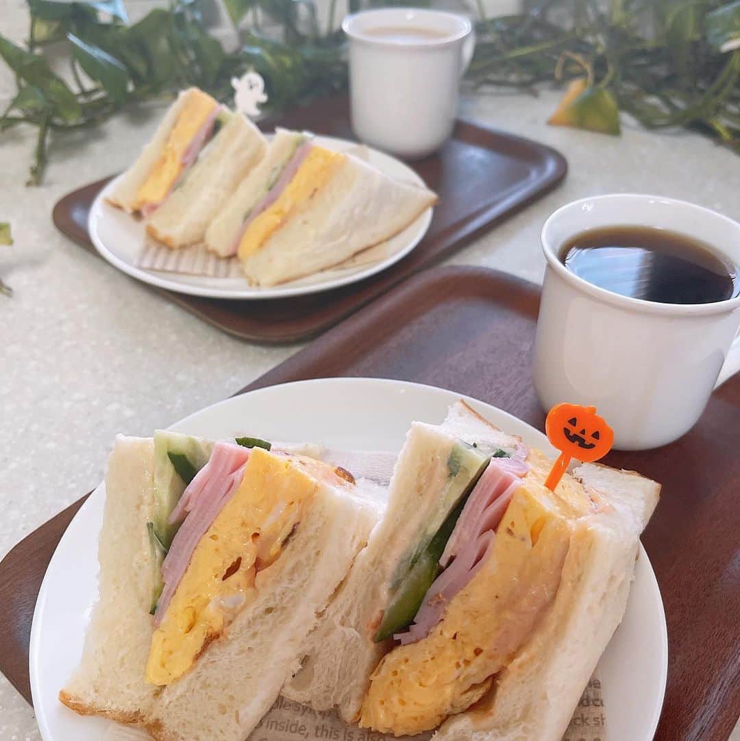 水谷雅子さんのインスタグラム写真 - (水谷雅子Instagram)「#おはようございます #モーニング #朝食 #goodmorning #breakfast  #秋田犬#秋田犬マグ#おはようマグ #寄せ植え#ビオラ #少しづつ寄せ植え #ミックスサンド #カフェラテ#ホットコーヒー#珈琲 #赤どりのたまご #エスエルクリエーションズ #安心安全な食材#お取り寄せ #slcreationsのある暮らし #slcreations #冷凍食品#宅配冷凍食品#品質こだわり #無添加#z's-menu #水谷雅子#水谷雅子beautybook50の私 #水谷雅子の美容の秘訣シリーズ  @slcreations_official 名古屋22℃☀️ おはようございます。 今朝は気持ちいい晴れ。 週末まで秋晴れが続くようです。 朝晩は冷えますので体調崩さないよう気をつけて下さいね！ 頑張って行ってらっしゃい😊❤️」10月27日 7時44分 - mizutanimasako