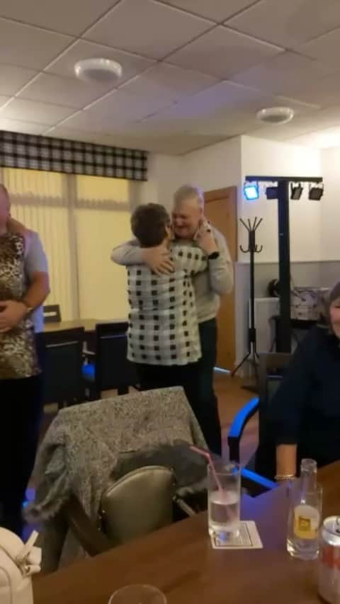 ケヴィン・マクキッドのインスタグラム：「MAM and DAD ! Everyone behold my lovely mam and dad. This is what it’s all about at the end of the day  #Elgin #Scottishparents video by my brother, Steve , love you Stevie xxx」