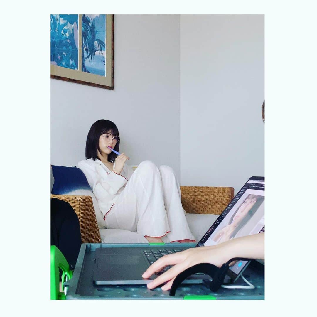 浜辺美波さんのインスタグラム写真 - (浜辺美波Instagram)「みなさんおはようございます🍕 なんとなんと 本日10月27日は 写真集『20』発売日です! どうなんでしょう? お手元に届いてる方いらっしゃいますでしょうか?🍕 これからだんだんって感じでしょうかねーーー?  まず忘れないうちに… 通常版の表紙が帯と相まって凄く可愛らしいことをお伝えしたい!! ハイビスカスを頭に挿して 濃いピンクのワンピースを着ている写真なのですが 帯がサーモンピンク?のようなオレンジ?で全体的な色合いが華やかで とにかく可愛いんです… 先日サイン書きではじめて 帯付きの表紙をみたのですが 可愛すぎて驚きました🍕 ぜひそちらもお楽しみに!!  ハイビスカス色ワンピースも 可愛らしくて大好きなのですが 写真の1枚目の薄ピンクパジャマと 2枚目の 大島紬という奄美大島伝統の織物も ピシッとしていてかっこよくて素敵でした🍕 お気に入りの写真ばかりで困ります  あ、そうそう 一昨日くらいにスタジオで撮影していたらお夕飯にケータリングで 奄美大島名物?の鶏飯がご登場しました!!🍕 写真集撮影時以来の鶏飯との再会でした… あったかくて凍えかけていたので とても美味しかったです…🍕  20歳のおわりに 笑っていた記憶しかないくらい たのしい思い出として奄美大島で 写真集の撮影の機会を作っていただけたこと、感謝の気持ちでいっぱいです🍕  電子書籍は既にいつでもお迎え出来るそうです🍕 本屋さんに行かれる方ぜひチラ見してあげてください…  お迎えしていただいたみなさんも ありがとうございます。 発売前に重版もかかりまして… 本当にありがとうございます🍕 長く寄り添える1冊になりますように。」10月27日 8時48分 - minami_hamabe.official