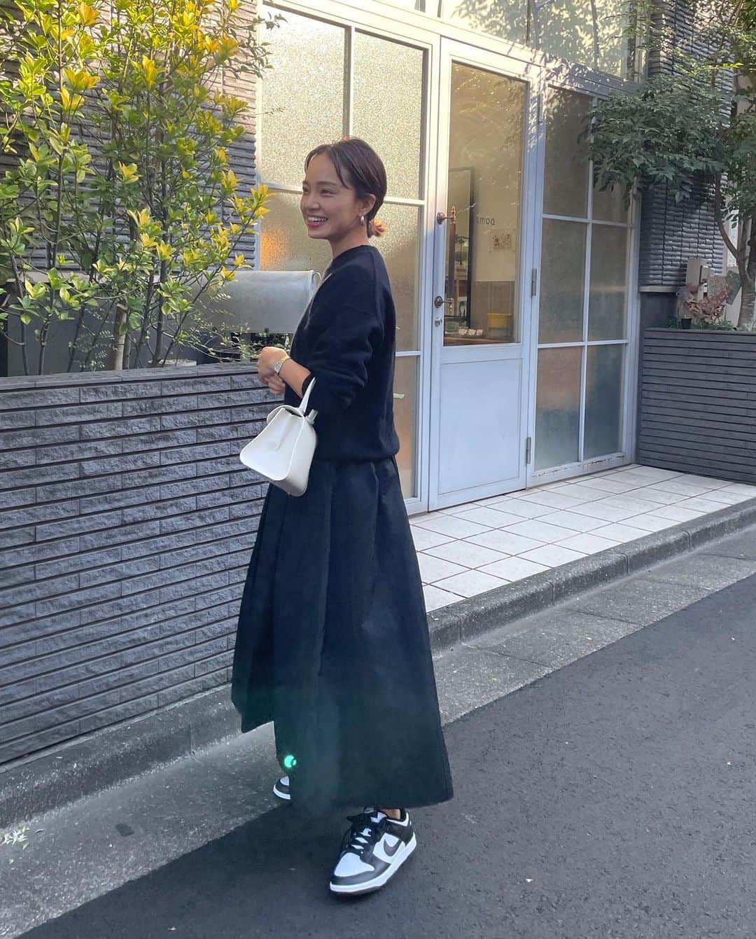 春名亜美さんのインスタグラム写真 - (春名亜美Instagram)「パンダコーデ🐼   #ニット @auralee_tokyo  #スカート @norc.jp  #bag @delvaux  #shoes @nike  ・ ・ ・ #ママコーディネート #ママコーデ #delvaux #auralee #nork #nike #nikedunklow #nikedunk #nikedunklowpanda #スニーカーコーデ」10月27日 9時15分 - amiharunaami