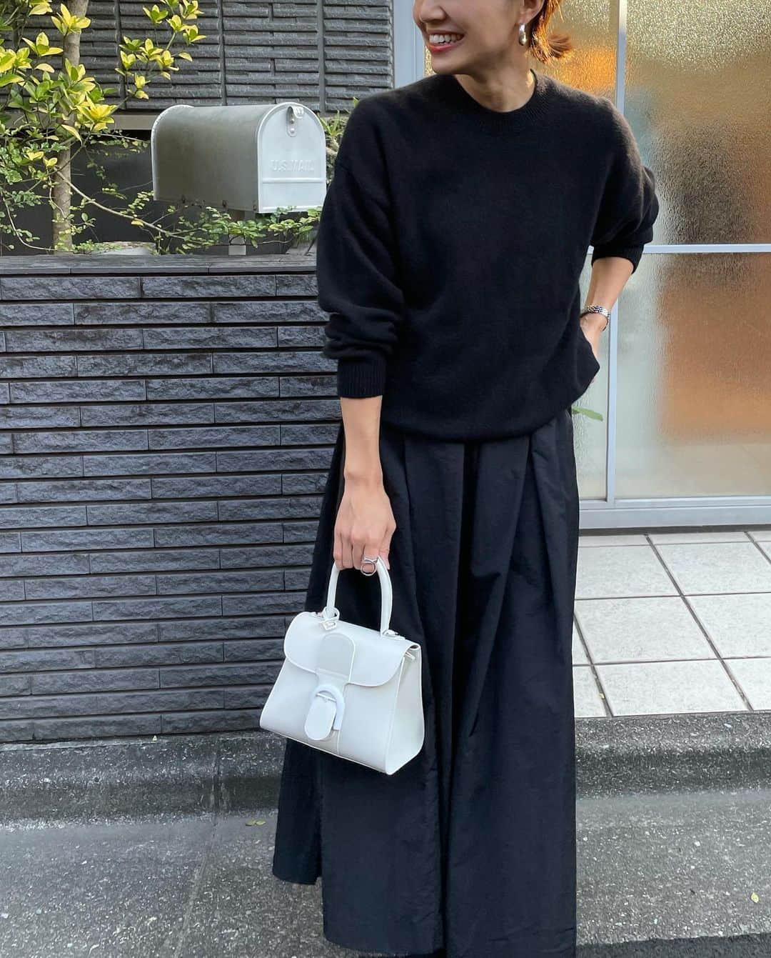 春名亜美さんのインスタグラム写真 - (春名亜美Instagram)「パンダコーデ🐼   #ニット @auralee_tokyo  #スカート @norc.jp  #bag @delvaux  #shoes @nike  ・ ・ ・ #ママコーディネート #ママコーデ #delvaux #auralee #nork #nike #nikedunklow #nikedunk #nikedunklowpanda #スニーカーコーデ」10月27日 9時15分 - amiharunaami