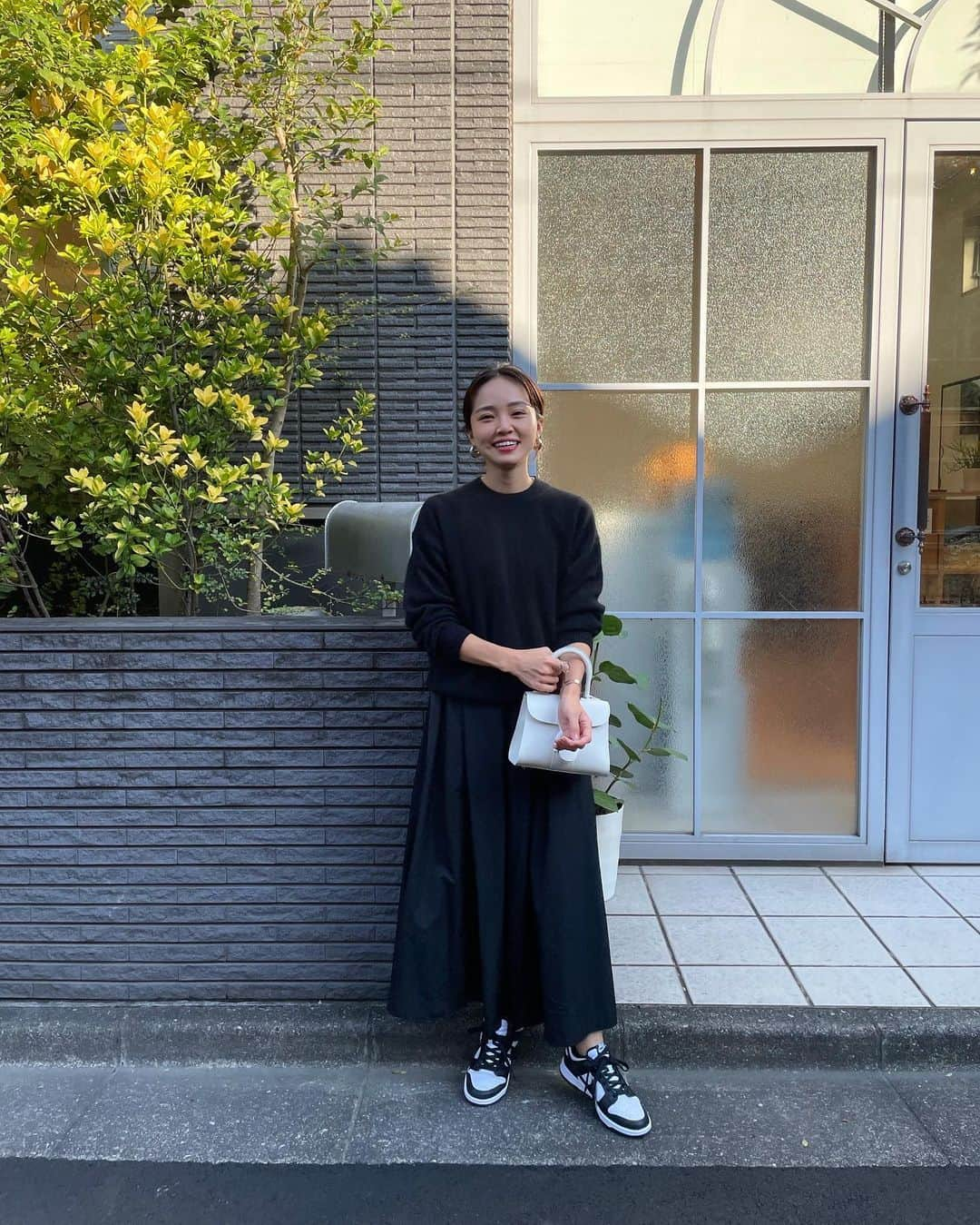 春名亜美さんのインスタグラム写真 - (春名亜美Instagram)「パンダコーデ🐼   #ニット @auralee_tokyo  #スカート @norc.jp  #bag @delvaux  #shoes @nike  ・ ・ ・ #ママコーディネート #ママコーデ #delvaux #auralee #nork #nike #nikedunklow #nikedunk #nikedunklowpanda #スニーカーコーデ」10月27日 9時15分 - amiharunaami