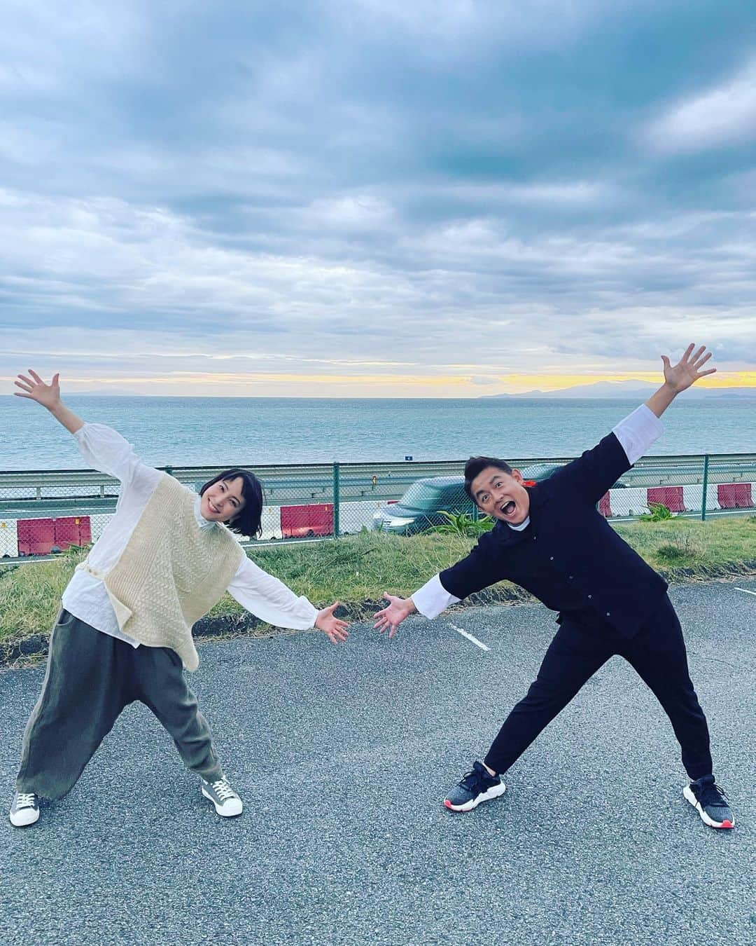 鈴木杏樹さんのインスタグラム写真 - (鈴木杏樹Instagram)「TV番組のロケで 井戸田潤さんとご一緒しました✨  フィジカル　ディスダンシングをとりながら 写真撮っていただきました😂  初体験の恐怖体験をしたロケでしたが 終始励ましてくださり たくさん勇気をいただきました💪✨✨ 楽しかったです❣️  井戸田さん✨ どうもありがとうございました‼️  #鈴木杏樹#AnjuSuzuki  #井戸田潤 #大磯の海 #ロケ #akoloni #番組内容はまた後日お知らせさせてください🙏」10月27日 9時16分 - anju.suzuki_official